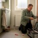 De installateur is bezig met het realiseren van een op maat gemaakte badkamer.