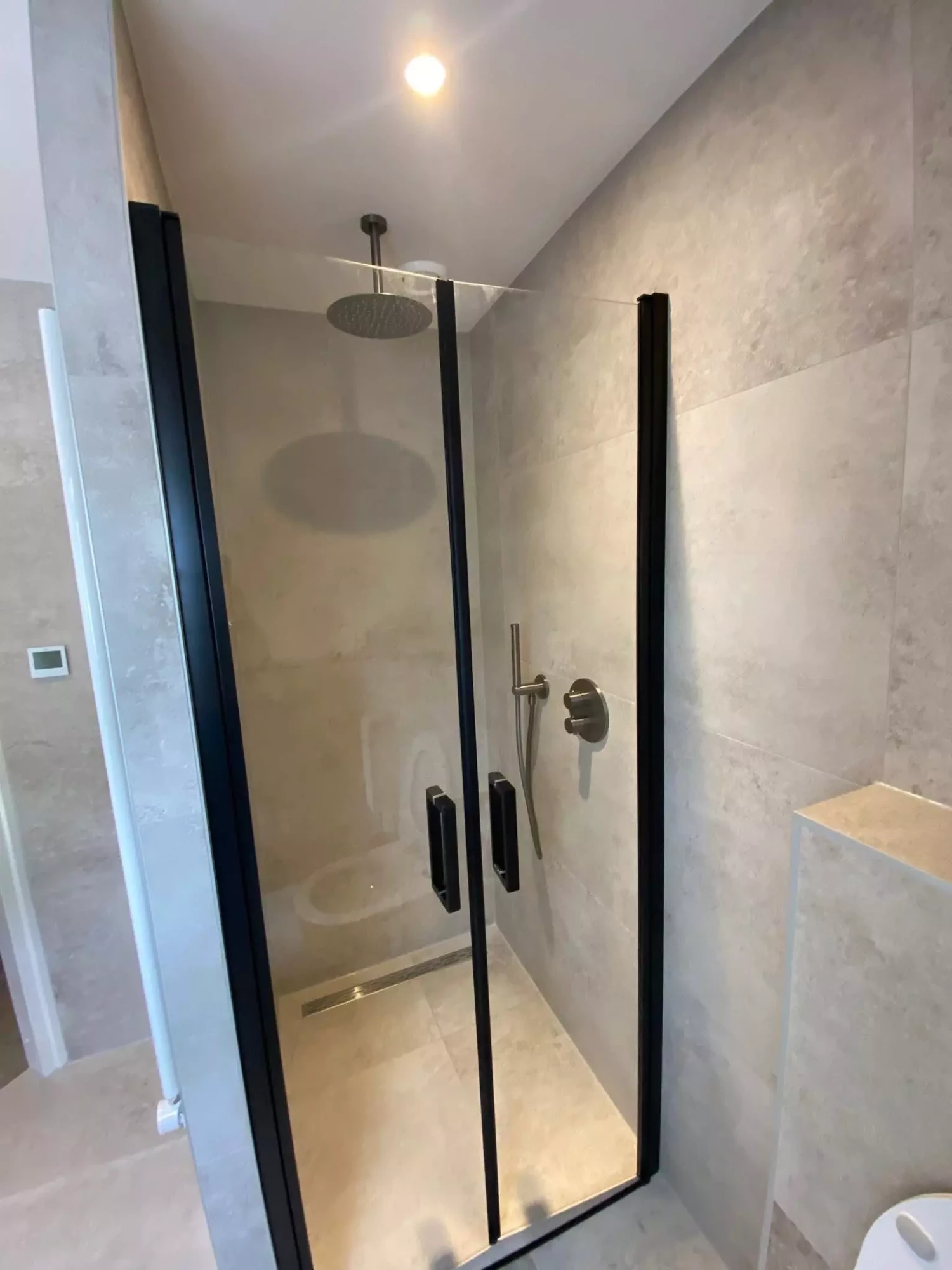 Badkamer renovatie in Deventer met inbouwkranen en luxe glazen schuifwand