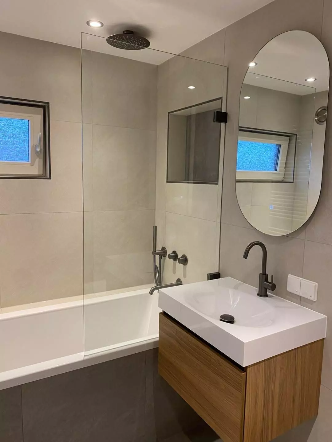 Badkamer renovatie in Enschede met ligbad en inbouwkranen