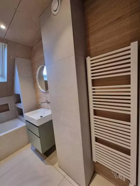 Luxe badkamer in Zwolle met hoogplafond en inbouwkranen