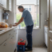 Een monteur voert een inspectie uit aan de gasmeter in de keuken van een woning.