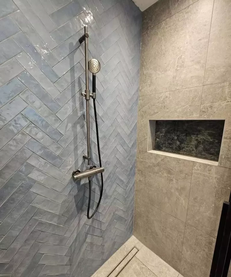 Luxe badkamer renovatie in Deventer met grijze marmerlook tegels en gunmetal kranen5