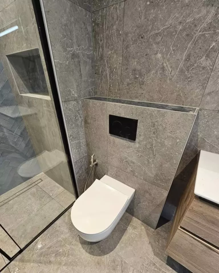 Luxe badkamer renovatie in Deventer met grijze marmerlook tegels en gunmetal kranen6